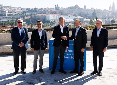 De izquierda a derecha Miguel Ángel Escotet, director general de RS y Comunicación de ABANCA y presidente de Afundación; el comisario del Xacobeo 2027, Marcos Gómez Román; el presidente de la Xunta de Galicia, Alfonso Rueda; el presidente de ABANCA, Juan Carlos Escotet Rodríguez; y el consejero delegado de ABANCA, Francisco Botas. 