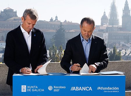 El presidente de la Xunta de Galicia, Alfonso Rueda, y el presidente de ABANCA, Juan Carlos Escotet Rodríguez, durante la firma del acuerdo.