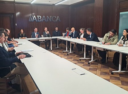 Instante de la firma con las cofradías de Vigo